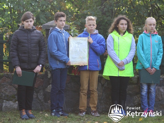 Górki, grupa uczniów ze szkoły w Mołtajnach podczas uroczystości - 30.09.2016r.