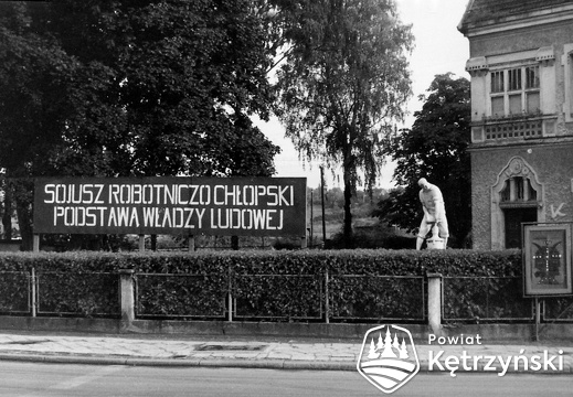 Baner propagandowy na posesji biura PZZ (Polskie Zakłady Zbożowe) przy ul. Chopina 1 - 1973r.