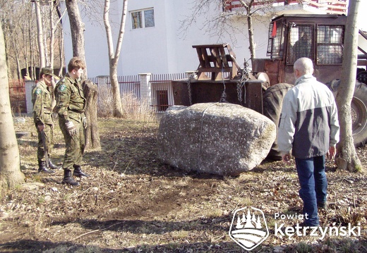 Akcja przeniesienia kamienia z ogrodu kasyna na teren cmentarza wojennego - 5.04.2005r.