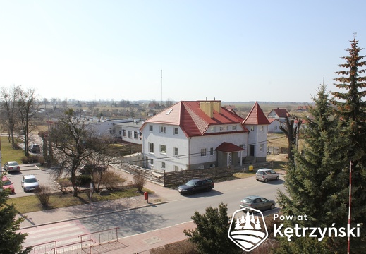 Korsze, widok z okna szkoły na ośrodek zdrowia i aptekę - 28.03.2012r.