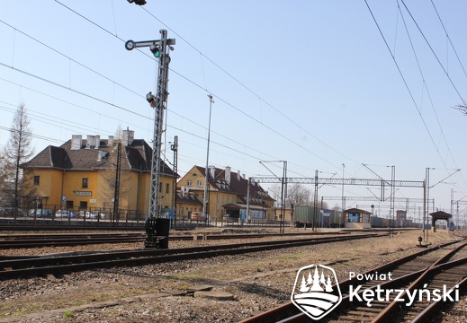 Korsze, widok na zespół dworca od strony przejazdu kolejowego - 28.03.2012r.