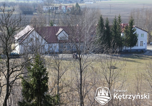 Korsze, widok na budynek dawnej szkoły przy ul. Szkolną z wieży kościoła prawosławnego - 28.03.2012r.