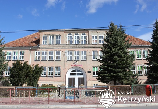 Korsze, fasada budynku Szkoły Podstawowej im. Marii Konopnickiej - 28.03.2012r.