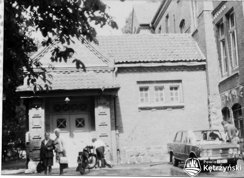 1973 HK Rastenburg, Hochmeisterweg, Krankenhaus, Eingang.jpg