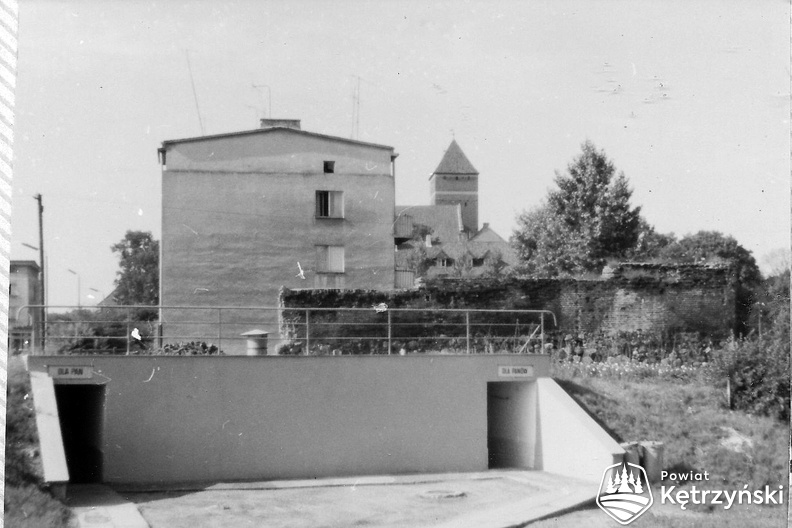 1973 HK Rastenburg, Logenstra+če, Bo¦łffels Garten, nun Toilettenanlage.jpg