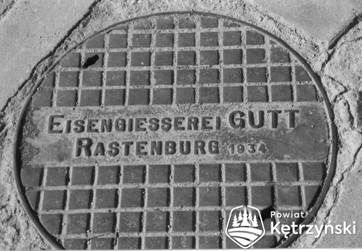 Rastenburg, Kanaldeckel der Eisengießerei Gutt