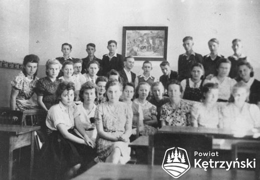 Rastenburg Handelsschule 1941 43 mit Lehrerein Frau Ney