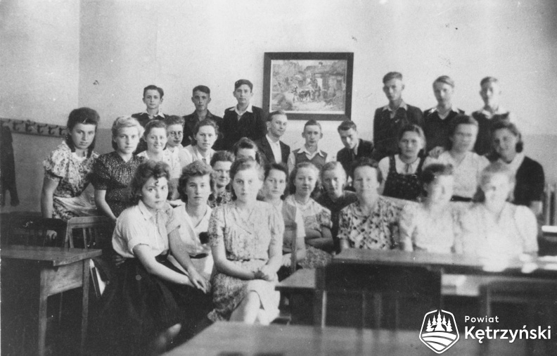 Rastenburg Handelsschule 1941 43 mit Lehrerein Frau Ney.jpg
