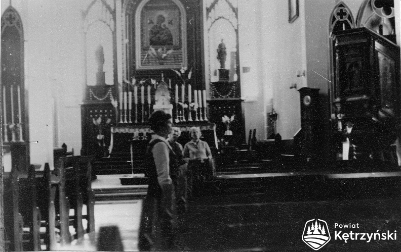 1973 HK Rastenburg, St. Georg innen Altar und Kanzel.jpg