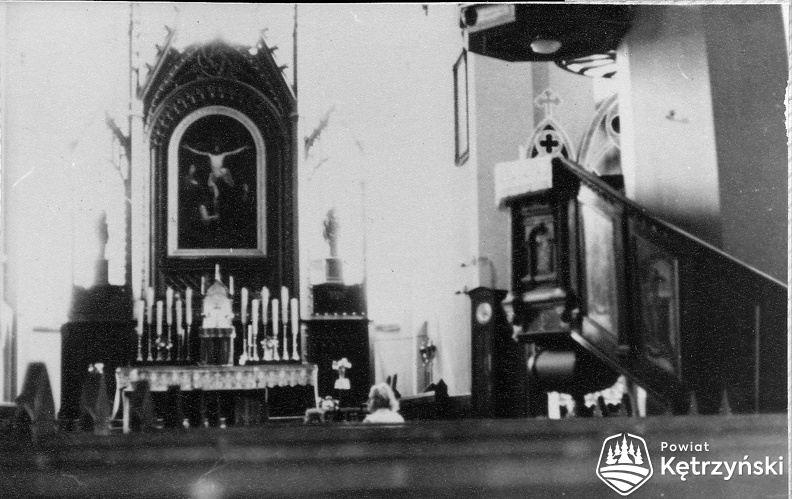 1973 HK Rastenburg, St. Georg innen, mit altem Altarbild.jpg