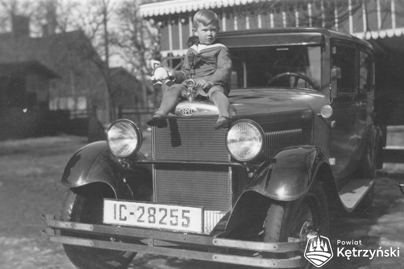 Rastenburg Autohaus Samusch Opel 6 Zylinder Limosine 1932.jpg