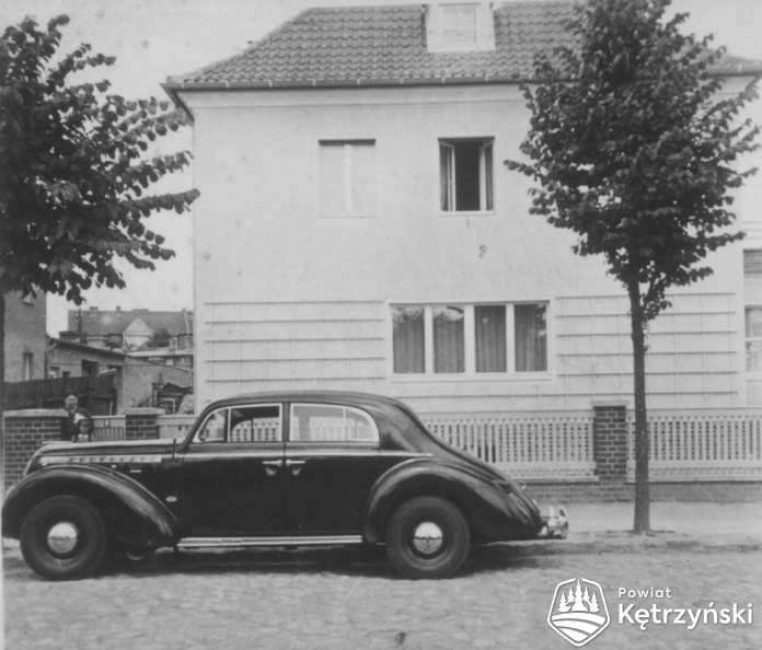 Rastenburg Autohaus Samusch Opel Admiral 1939 vor Villa Moltkestr.jpg