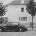 Rastenburg Autohaus Samusch Opel Admiral 1939 vor Villa Moltkestr.jpg