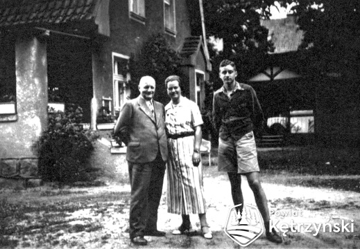 Rodzina Hack przed willą, 1936r.
