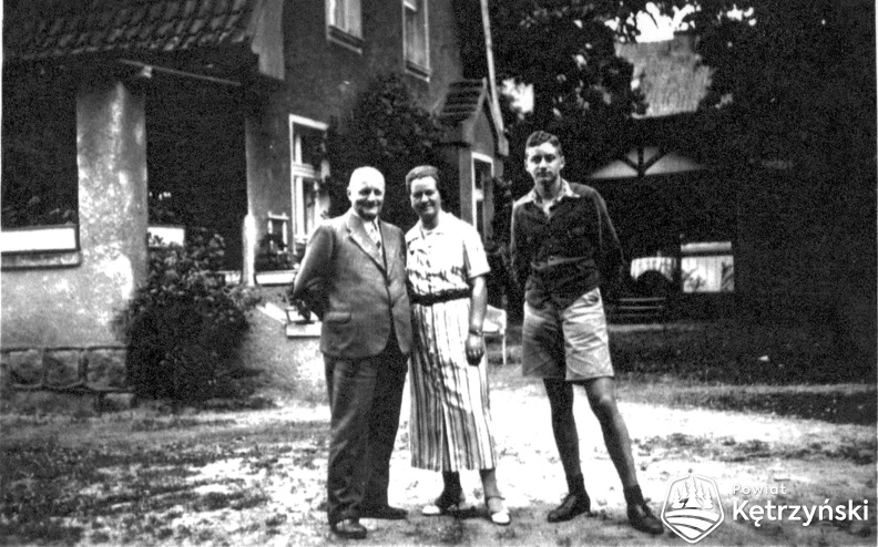 Rodzina Hack przed willą, 1936r..jpg