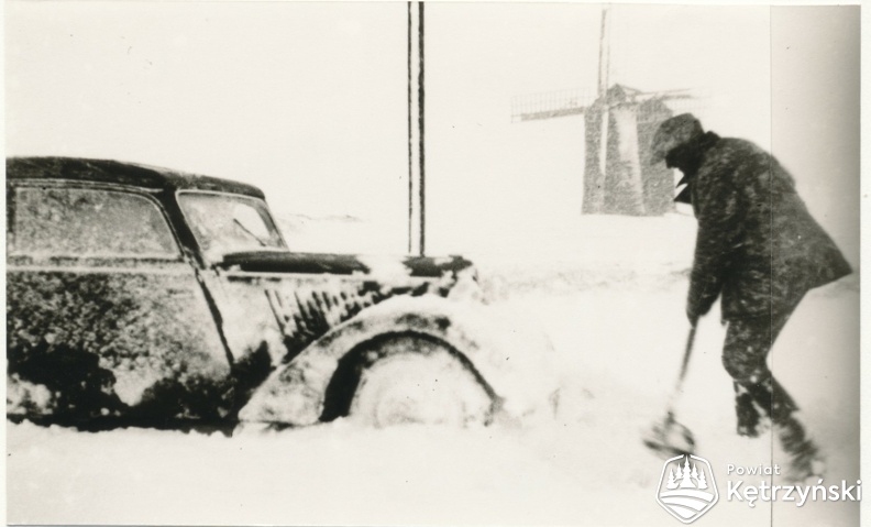 Barten Winter Im Hintergrund die Mühle 1934.jpg