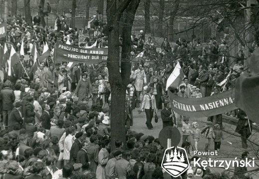 Pracownicy Centrali Nasiennej podczas pochodu – 1.05.1980r.   