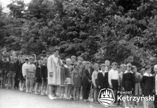 Siniec, wycieczka szkolna przy drodze do wsi Rypławki - koniec lat 60.