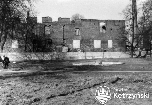 Ruiny zamku od strony parku przy poczcie - 1960r.