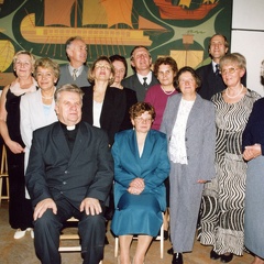 Korsze, grono pedagogów z honorowym gościem ks. J. Budyn na zjeździe po trzydziestu latach - 20.10.2001r.