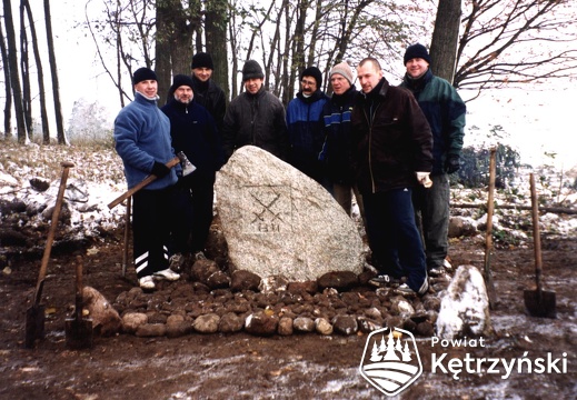 Góry, członkowie ToMZiK przy kamieniu upamiętniającym bitwę krzyżacko-litewską w 1311r. - 25.10.2003r.