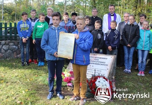 Górki, pamiątkowe zdjęcie uczestników uroczystości na cmentarzu wojennym - 30.09.2016r.